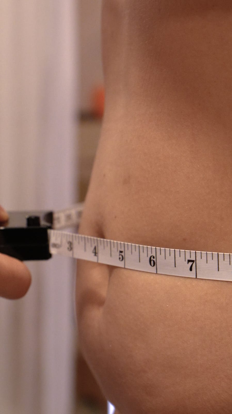 Medição de cintura durante avaliação corporal na Estética em Movimento, Goiânia