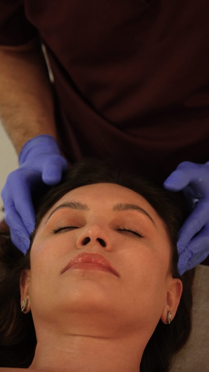 Massagem facial relaxante em cliente na clínica de estética no Setor Marista, Goiânia